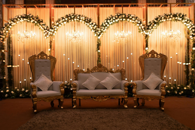 Alternativtext (Alt-Text) Elegante Hochzeitsdekoration mit stilvoll gedeckten Tischen, Blumenarrangements und romantischer Beleuchtung in der Villa Muzikhol Berlin.