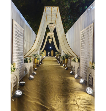 Alternativtext (Alt-Text)
Elegante Hochzeitsdekoration mit stilvoll gedeckten Tischen, Blumenarrangements und romantischer Beleuchtung in der Villa Musikhol Berlin.