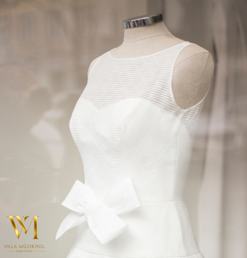 Braut beim Brautkleid auswählen für eine Hochzeit in Berlin