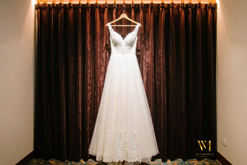 Braut beim Brautkleid auswählen für eine Hochzeit in Berlin